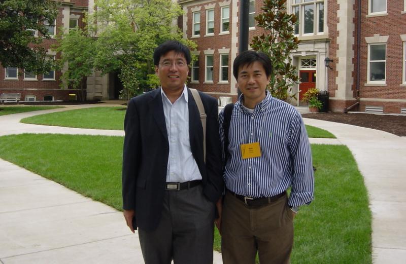 密苏里新闻学院百年校庆时，冯时光（右）造访母校，左是新加坡南洋理工大学传播学院教授郝晓明。（受访者提供）