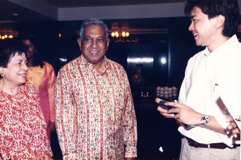 冯时光（右一）采访纳丹参选总统。（受访者提供）