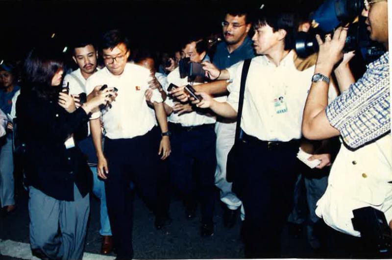 冯时光（右二）在大选时追访反对党的徐顺全。（受访者提供）