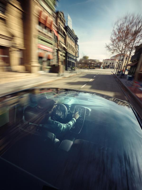 全景天窗（Moonroof）天窗从前座延伸至后座，头上风景一览无遗，通过一键式按钮即可自动开关帘子。