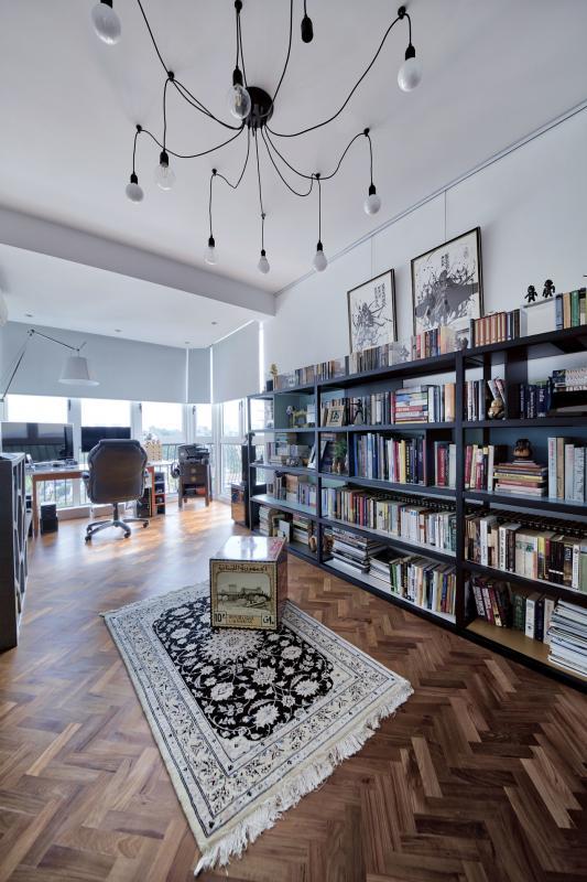 屋主旅行时带回家的伊朗丝毯和黎巴嫩手绘咖啡几点缀书房。