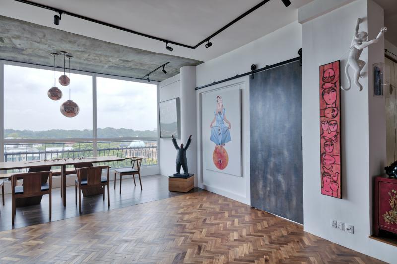 武吉知马公寓单位客厅展示屋主收藏的中国、日本和叙利亚艺术品，将参差不齐的风格融合一起。