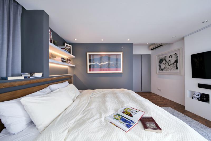 卧房里的中国水墨画对照美国史努比画。