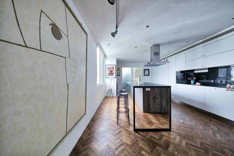 中国当代艺术家闫博的特制石膏布上的小女孩眼神成为厨房的点睛之作。