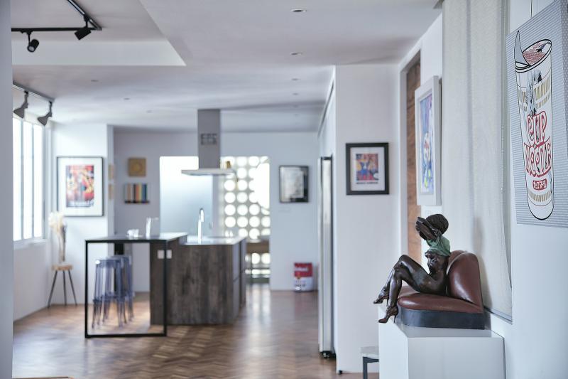 厨房一个角落用了雕塑与波普艺术品。