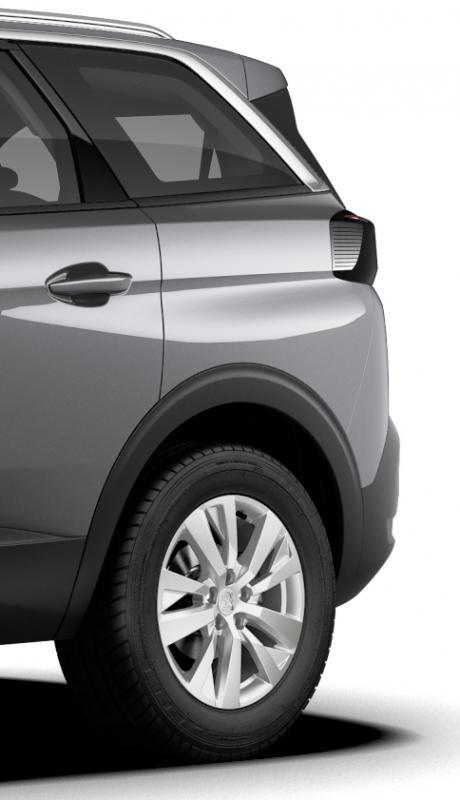 车侧与车尾线条平直，让全车看起来显得更方正。