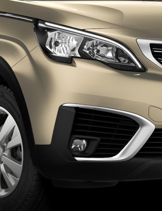 全新设计的车头大灯让车子看起来更有灵气。