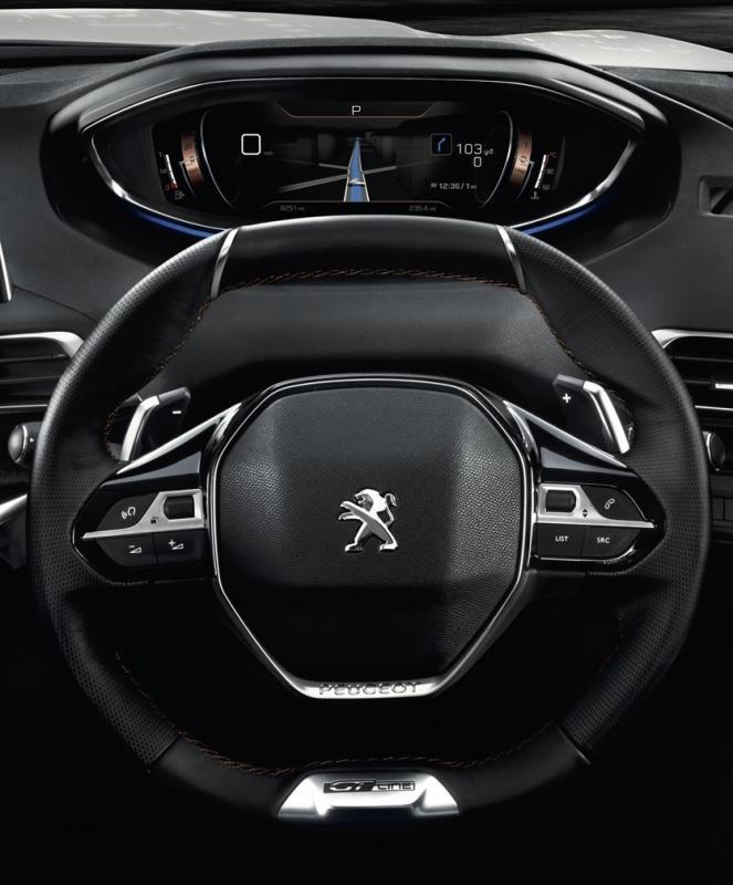 车子内部设计最美的，是握感十足的小尺寸驾驶盘。