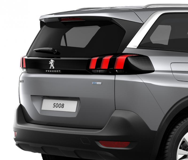 通过线条的处理，车子侧窗镀铬装饰在车尾下滑与车尾灯连成一线，增添了时尚感。