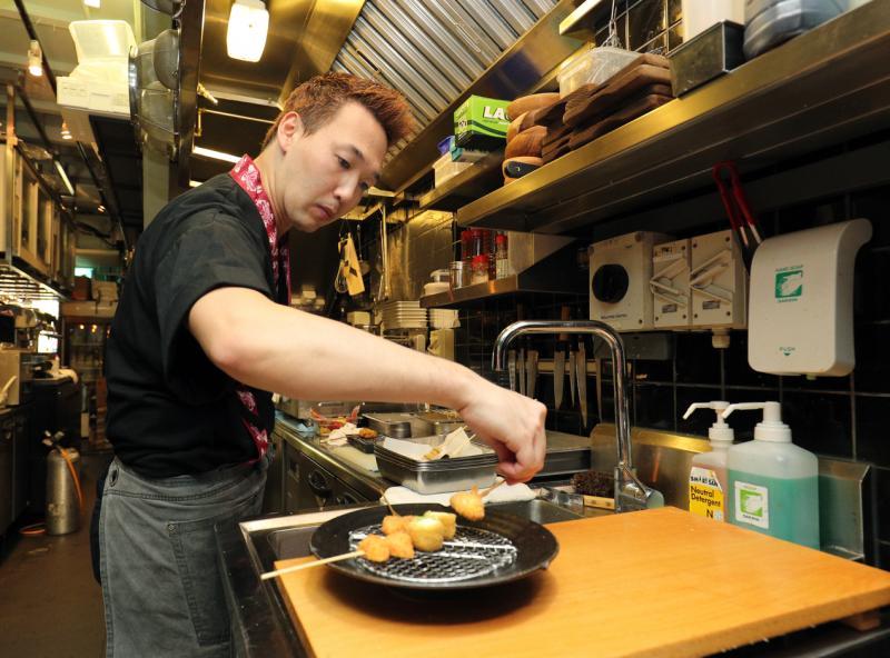 Panko的炸串讲究精准的油温。(林泽锐摄)