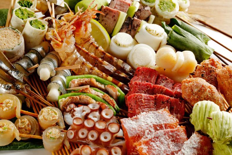 大部分海鲜、肉类和蔬菜都适合做成炸串。