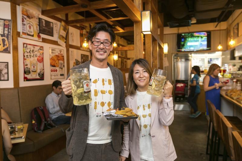 串炸田中的创办人贯启二(左)和田中洋江。