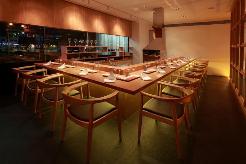 银座六觉灯的优雅餐馆设计。