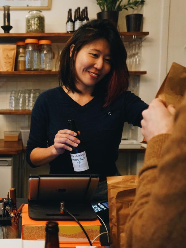 李颖佳两年前和朋友合资，在文化色彩丰富的巴黎蓝领区开咖啡店The Hood。