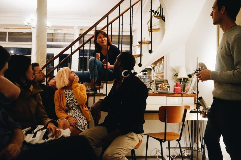 李颖佳（坐在梯级者）希望大家来到The Hood，可以舒服自在地与其他顾客面对面交流。