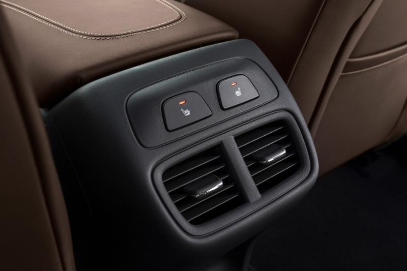 后座乘客也能享受冷气及加热座椅。