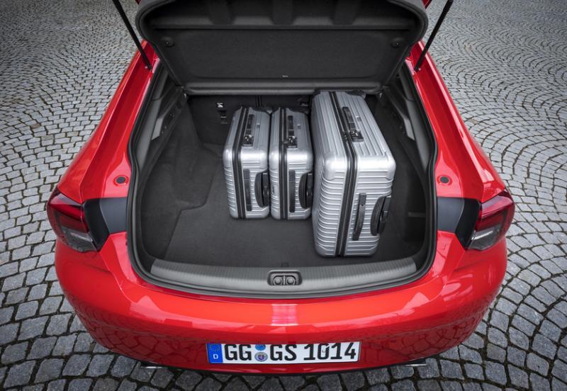 后车厢有490公升宽敞空间,只要按后门附近的按钮,后座椅就能轻松折下,空间大增至1450公升。