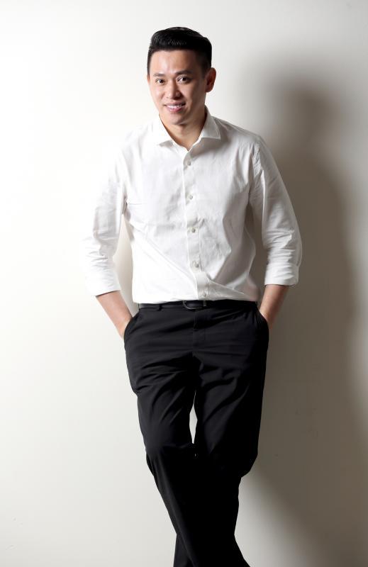 年少曾与私会党员混在一起的卓汉隆，悬崖勒马及时回头，现已“再世为人”。