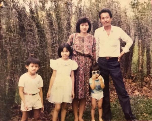 卓汉隆（左）早年的全家福，遗憾的是爸爸（右）在42岁就因肾病去世。（受访者提供）