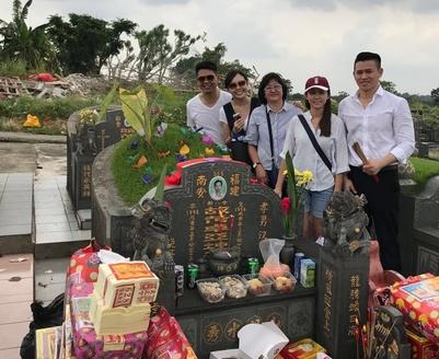 一家前往祭拜早逝的父亲。（受访者提供）