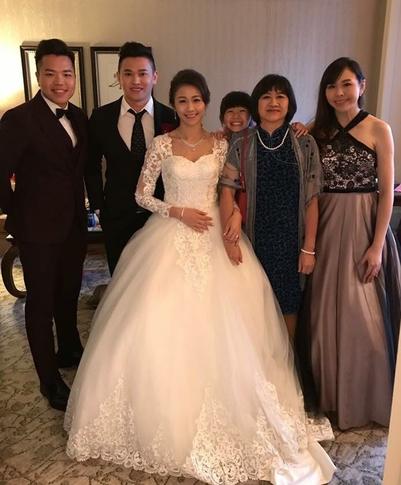 见证妹妹（中间穿婚纱者）结婚，看见姐姐（右一）和妈妈（右二）生活过得安稳，是卓汉隆的最大安慰。（受访者提供）