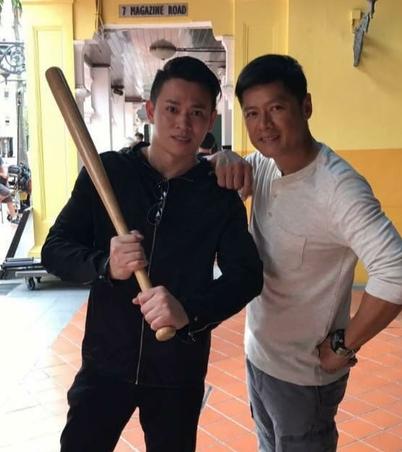 自2014年起，卓汉隆（左）也到电视台当临记，有机会与李南星等演员同台演出，接触到全新的环境。（受访者提供）