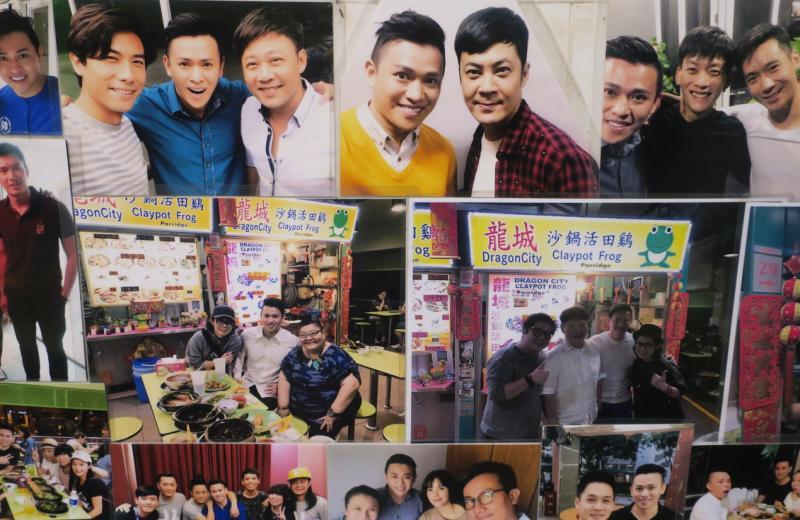 卓汉隆在德明路熟食中心经营田鸡粥小贩档口，不时有一些本地艺人来光顾，生活过得踏实。（受访者提供）