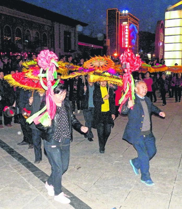 热爱生活的陕北父老敲起锣鼓，扭起秧歌，夜幕低垂也不言倦。