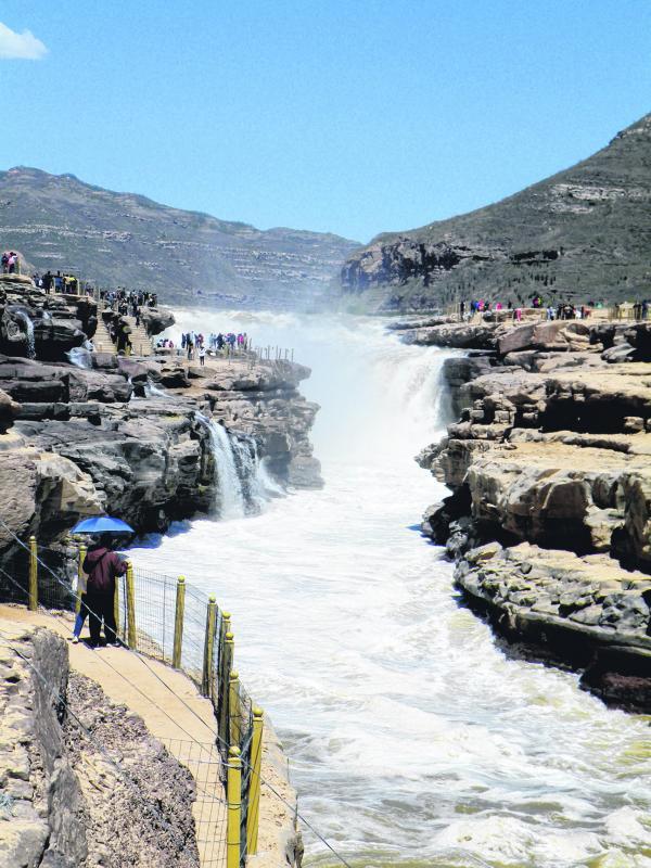 枯水期的壶口瀑布最为壮观，人们可以走到跟前感受黄河的气势和怒吼。