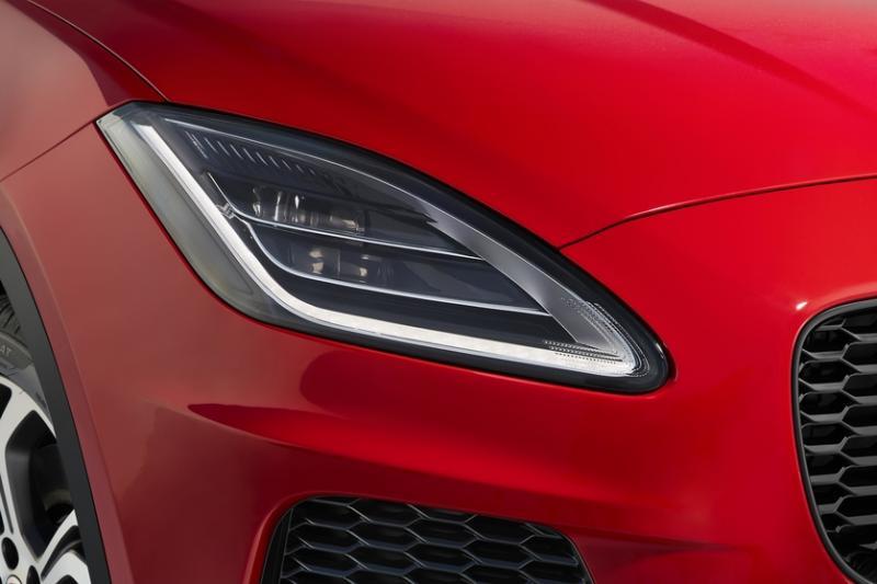 车头大灯兼具时尚感和动感。