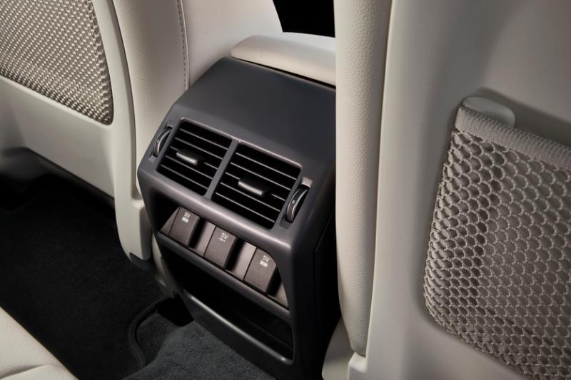冷气车后座有独立的冷气出口。