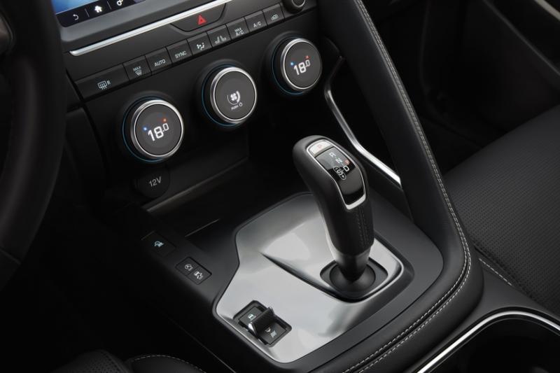 车子9速排挡采用了排挡杆的设计,而非母公司路虎一贯的旋钮式排挡操控。