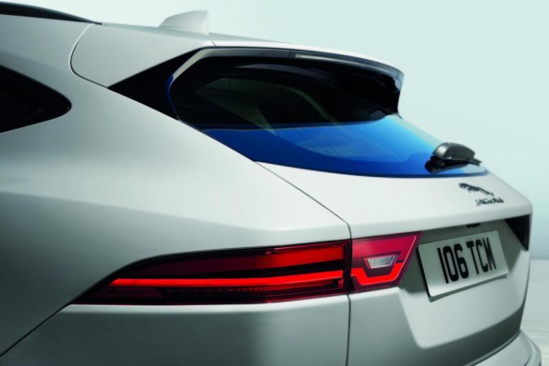 细长车尾灯的设计与F Type跑车几乎同出一辙,非常好看。