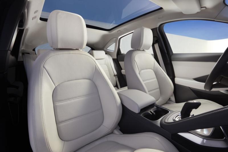 车内空间宽敞,主要从2681毫米的轴距中获益。