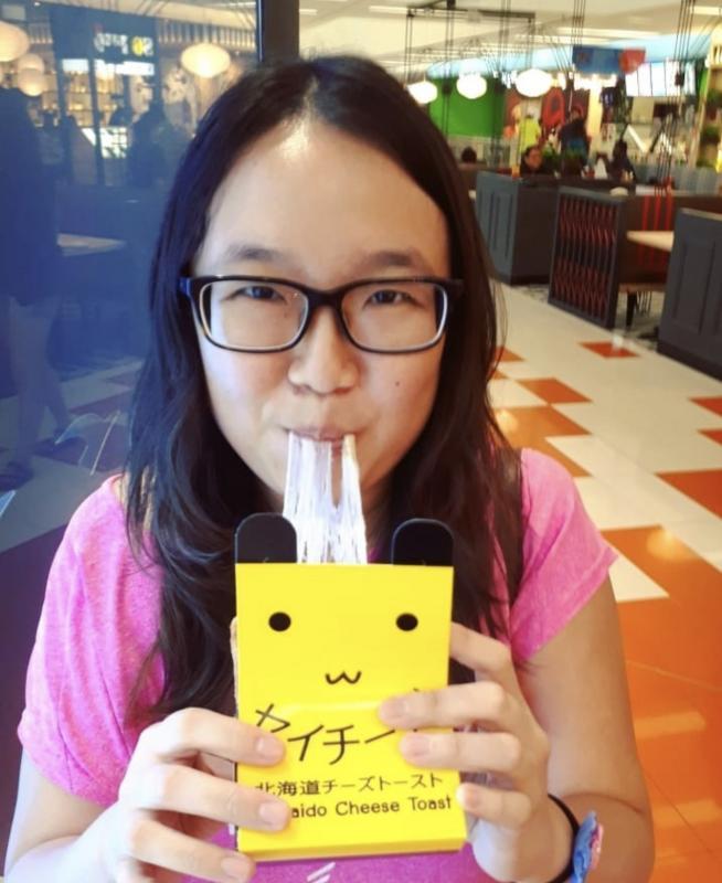 许嘉心热衷尝试网红食物。(受访者提供)