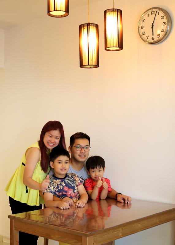 许淑娟（左一）与胡雅錀的两个儿子胡钲嵘和胡嘉嵘都是高才儿童。