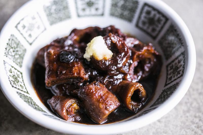 卤猪肠是最费工夫处理的小菜。