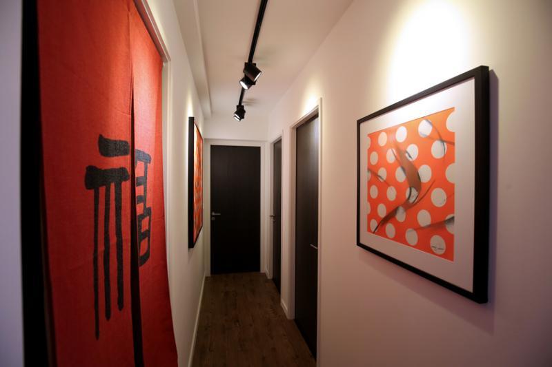 大厅和走道装上专业级LED聚光灯，使墙面画作更有层次感。