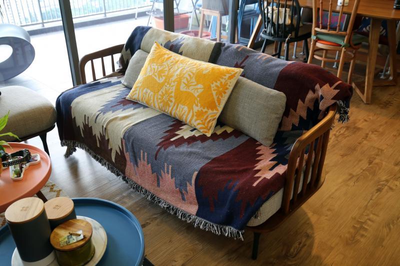 屋主夫妇从墨西哥蜜月旅行带回的毯子，奠下家居装潢风格的基调。