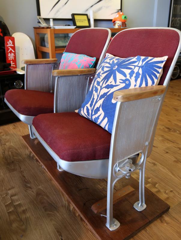 首都戏院旧椅循环再用，与古着木柜、仿古餐桌等，增添历史感。