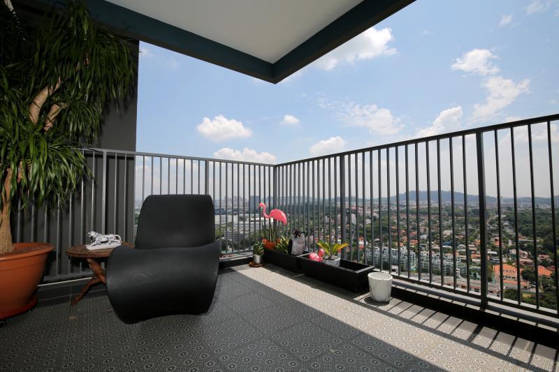 墨西哥沙漠植物、意大利Magis躺椅和峇厘岛木凳点缀高楼阳台。