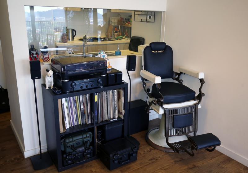 理发院旧躺椅与音响系统构成的小角落。