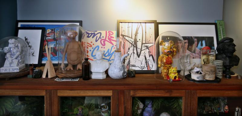 从世界各地跳蚤市场搜得各种趣味小玩意儿。