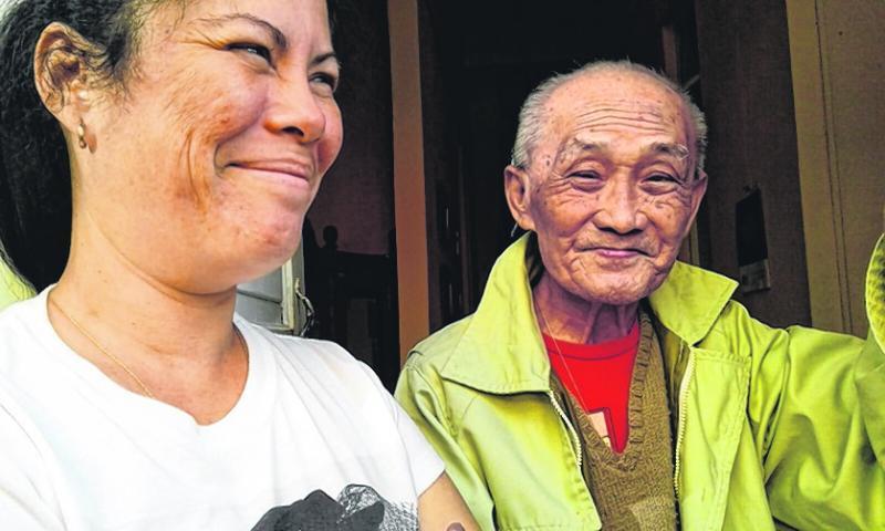 余伯(右)是广东台山人,十七八岁就来古巴谋生。