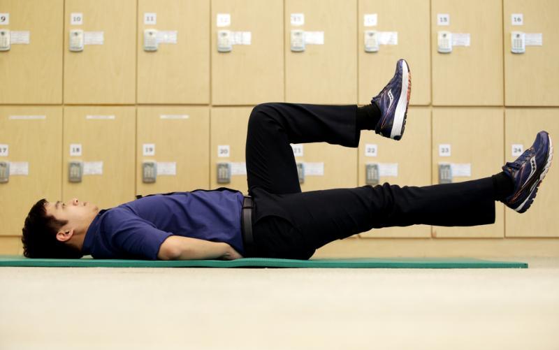 慢慢地伸直右脚，同时确保左边的髋关节与膝盖依然维持90度。然后慢慢地伸直左脚，同时把右脚弯曲90度。左右脚交替运动进行30秒为一次。每次运动重复三次。