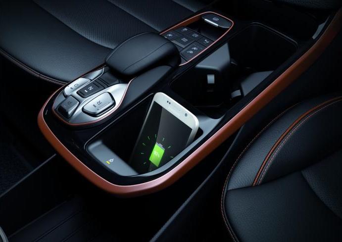 手机充电座不用插电线,就能轻松为手机充电,是一个很实用的设备。