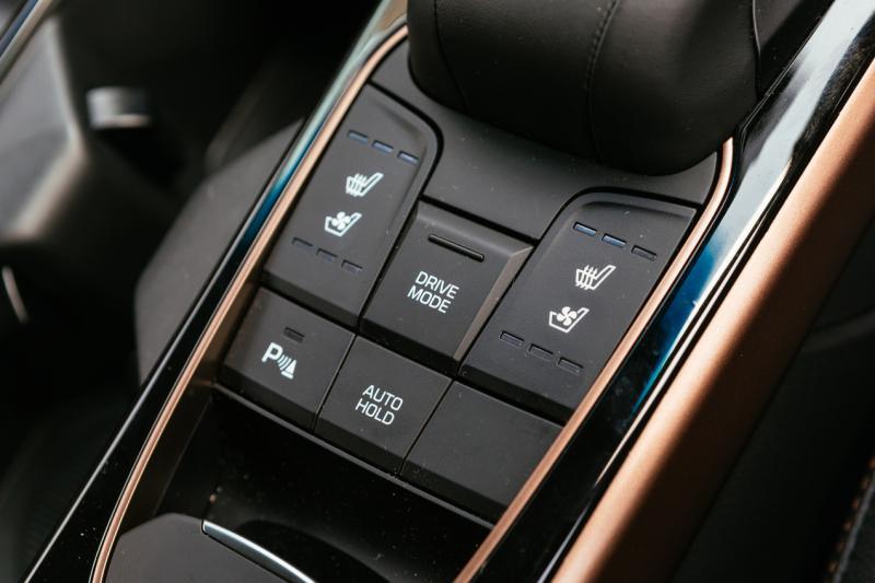 前排座椅拥有加热或通风功能,后排座椅只有加热功能,一个按键就能增添舒适感。