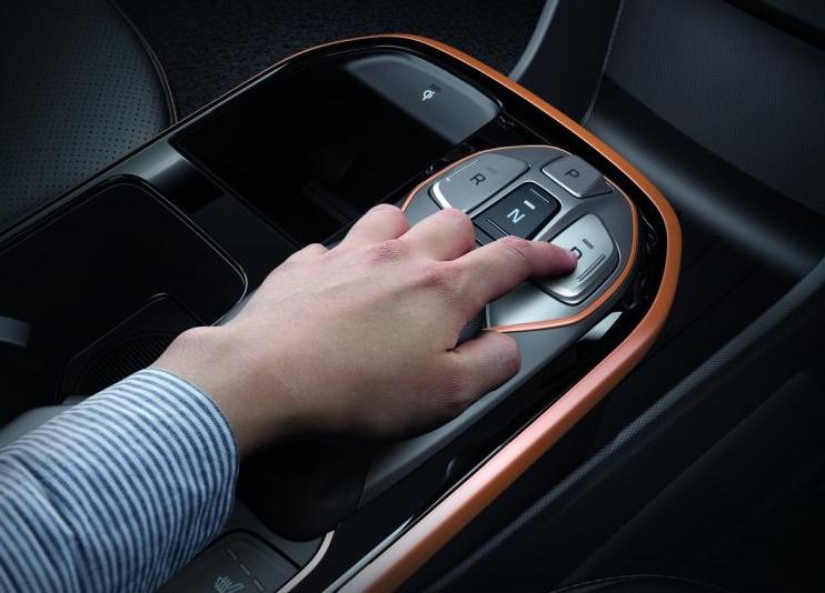 变速控制—十字按键式的特别设计,前后左右分别为P、N、R及D,单手使用也很方便。