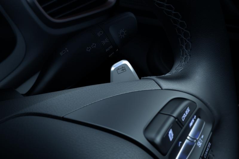 电力回收—刹车控制系统方向盘后方有“电力回收”拨片,左方拨片增加电力回收,即增加刹车阻力;右方则减少电力回收,也减少刹车阻力。