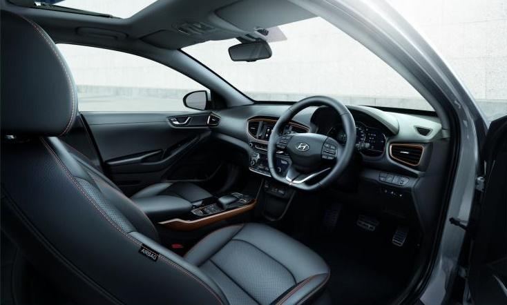 驾驶舱空间大,前排座椅有加热及通风功能。